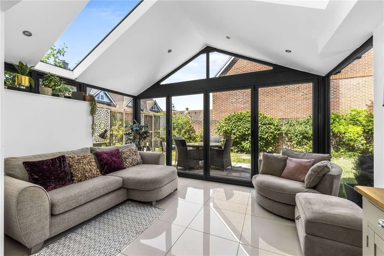 Pitt Rivers Close, Guildford, Surrey, GU1 2UY, photo 3