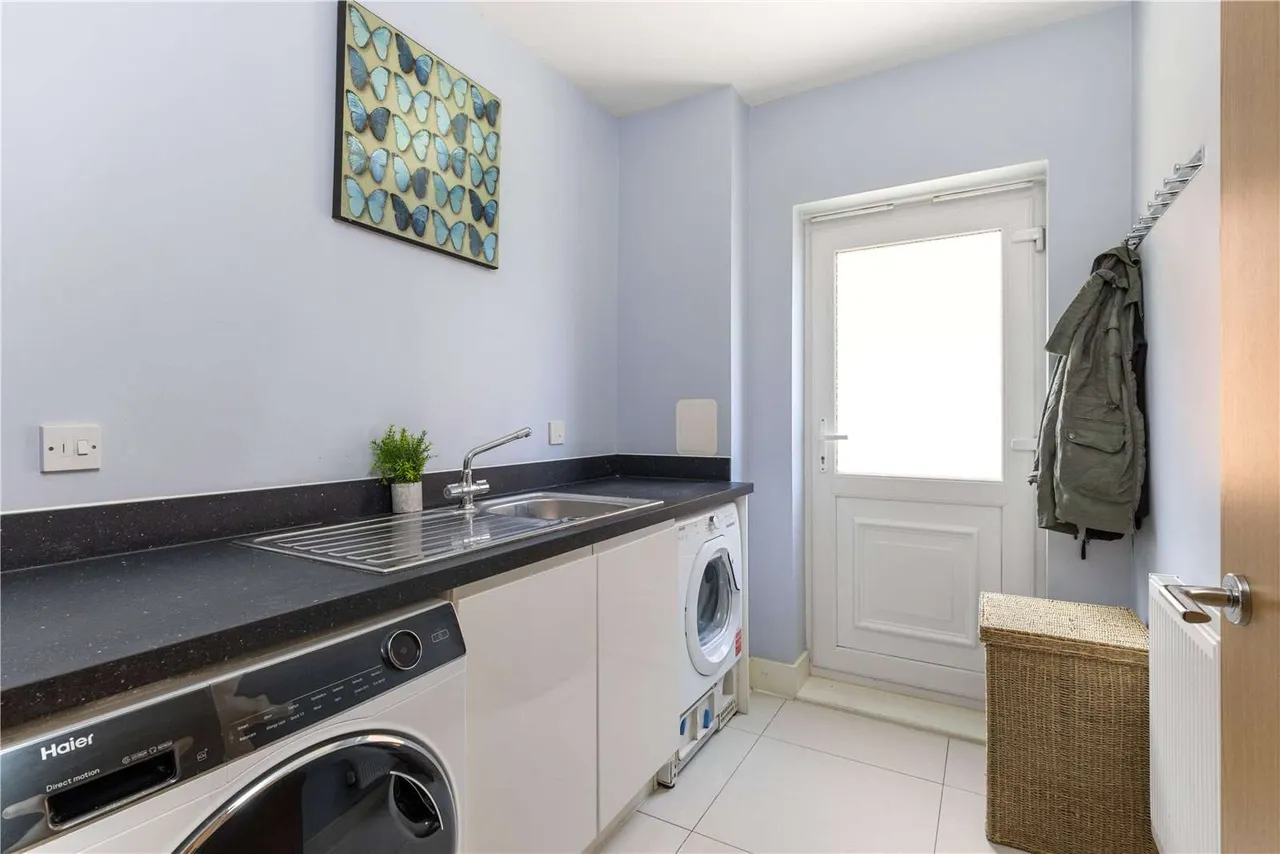 Pitt Rivers Close, Guildford, Surrey, GU1 2UY, photo 10