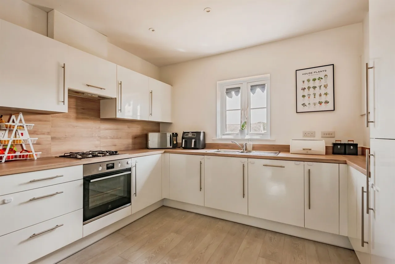 Hoadley Road, Horley, RH6, photo 2