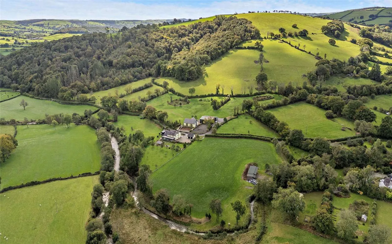 4 bed house for sale — Pumsaint, Llanwrda, Carmarthenshire, SA19 8DJ