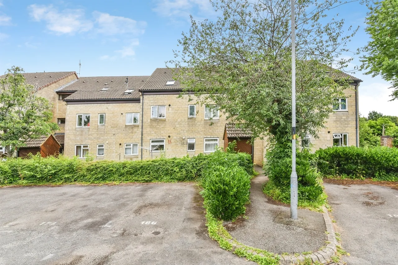 2 bed flat for sale — Charter Road, Chippenham