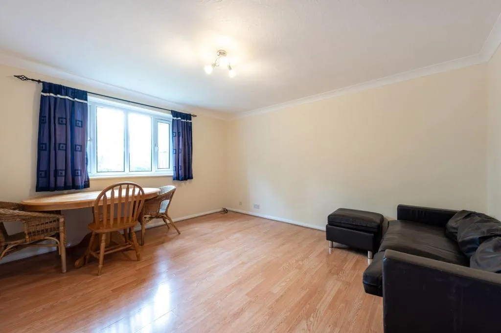 2 bed flat to rent — Burnham Gardens, CROYDON