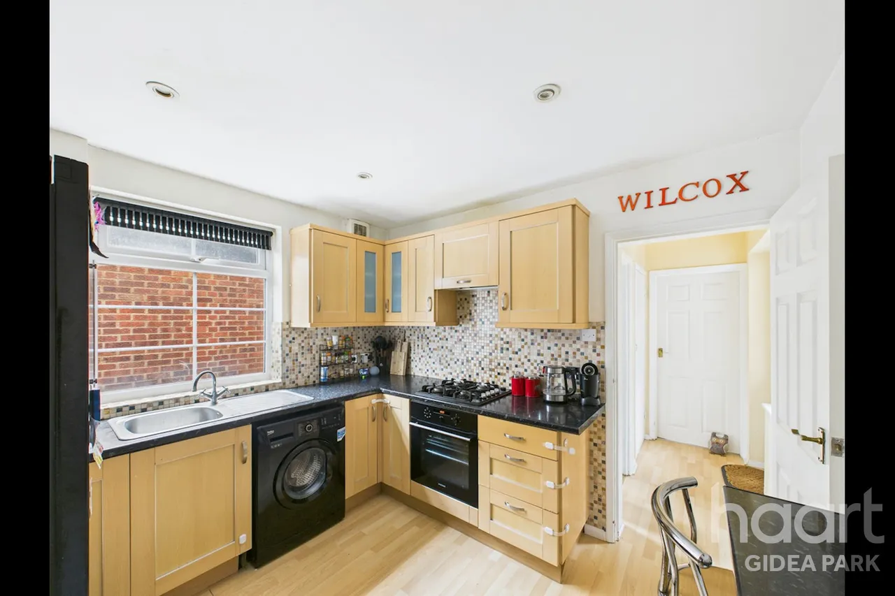 Eastern Avenue East, Gidea Park, RM2, photo 5