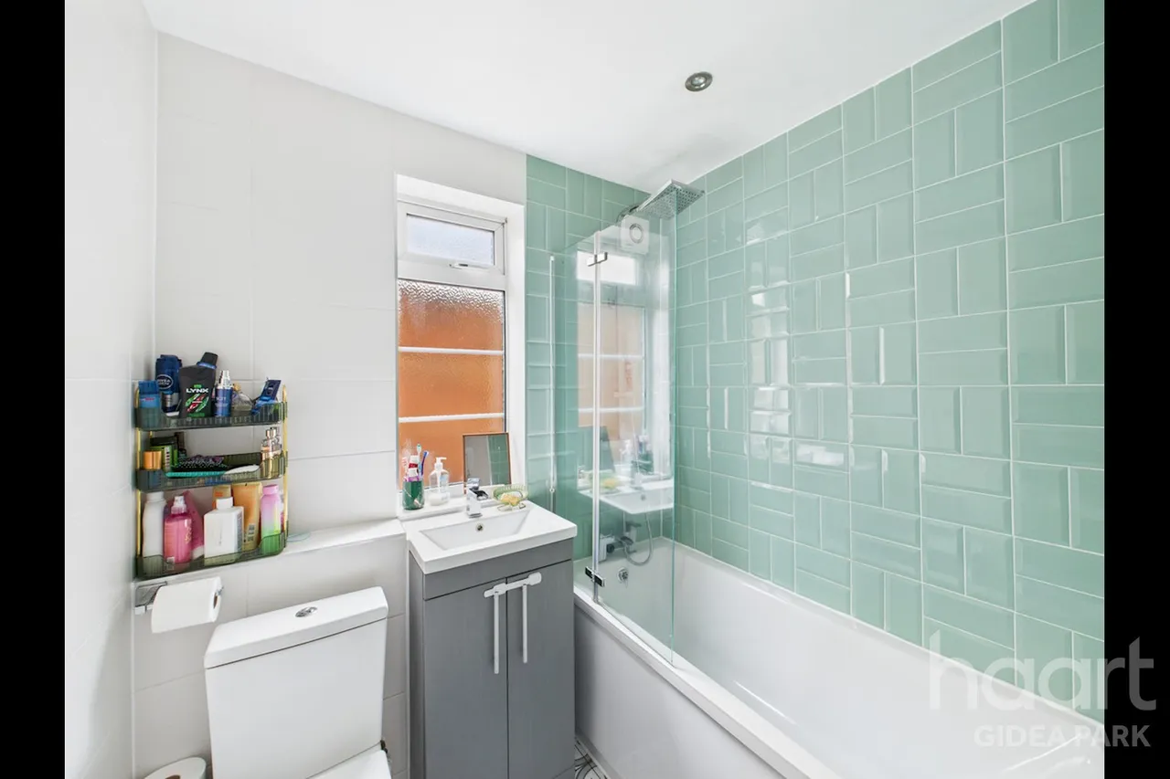 Eastern Avenue East, Gidea Park, RM2, photo 6