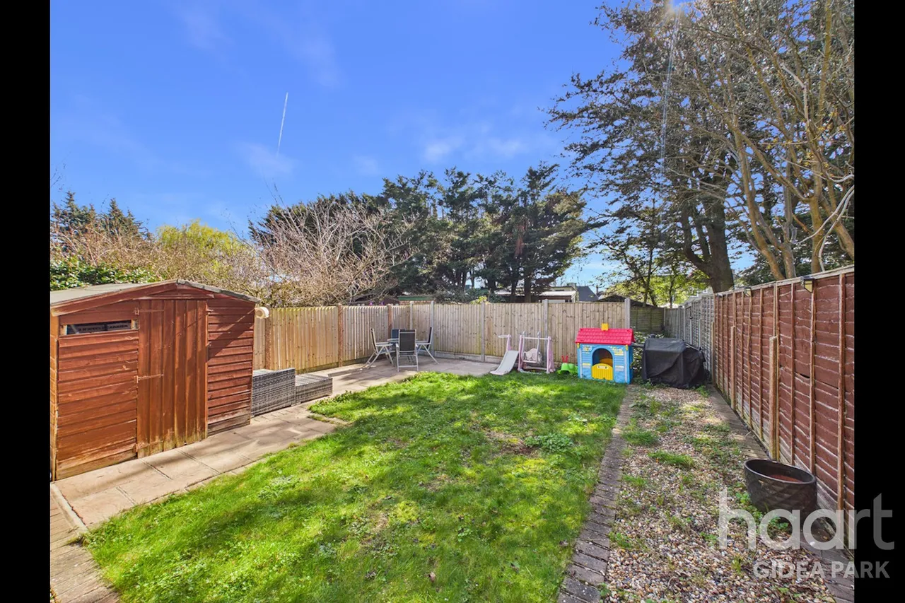 2 bed flat for sale, Eastern Avenue East, Gidea Park, RM2