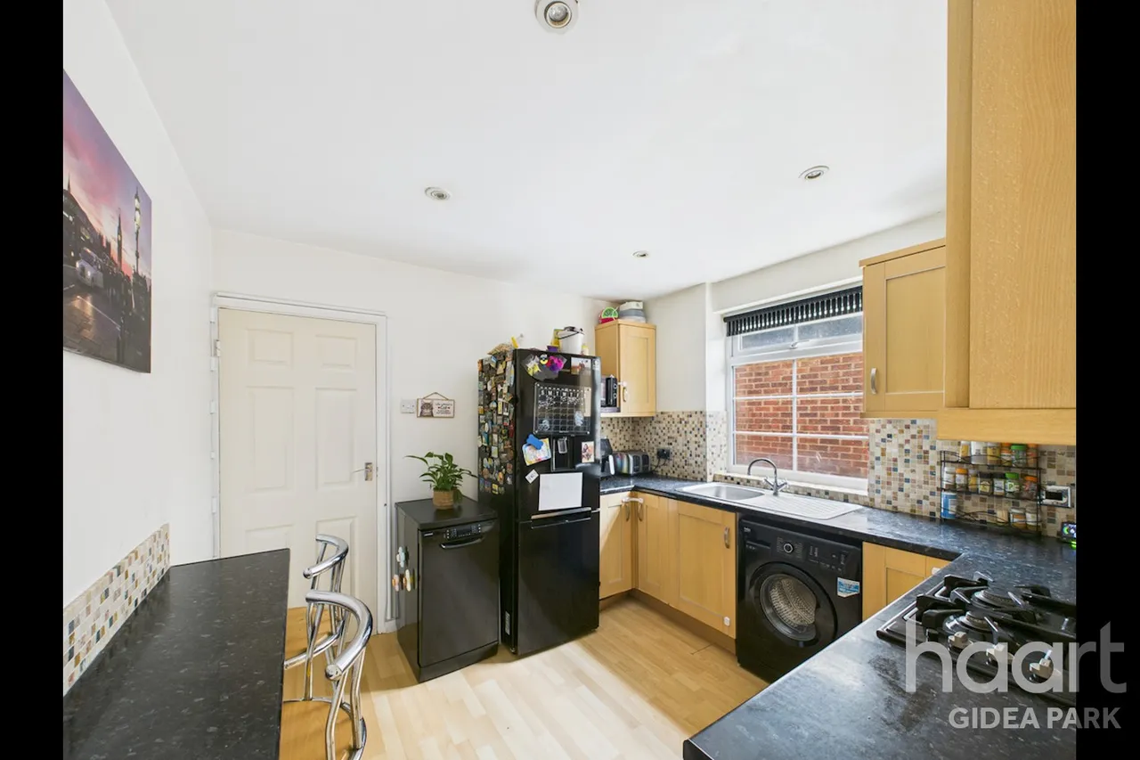 Eastern Avenue East, Gidea Park, RM2, photo 4