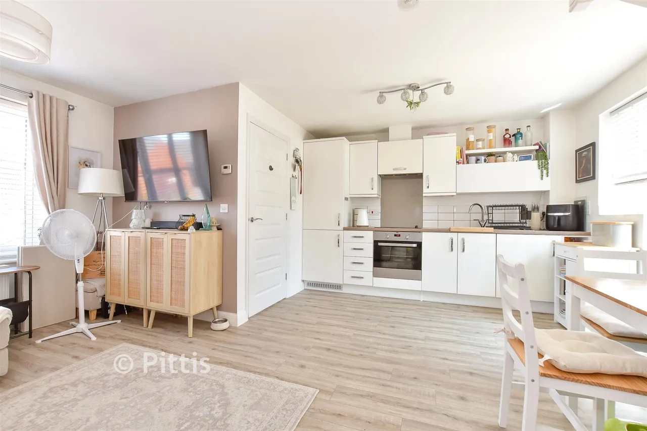 Naval Terrace, East Cowes, PO32, photo 8