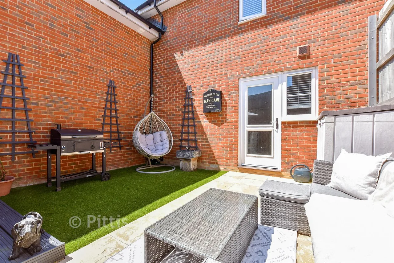 Naval Terrace, East Cowes, PO32, photo 2