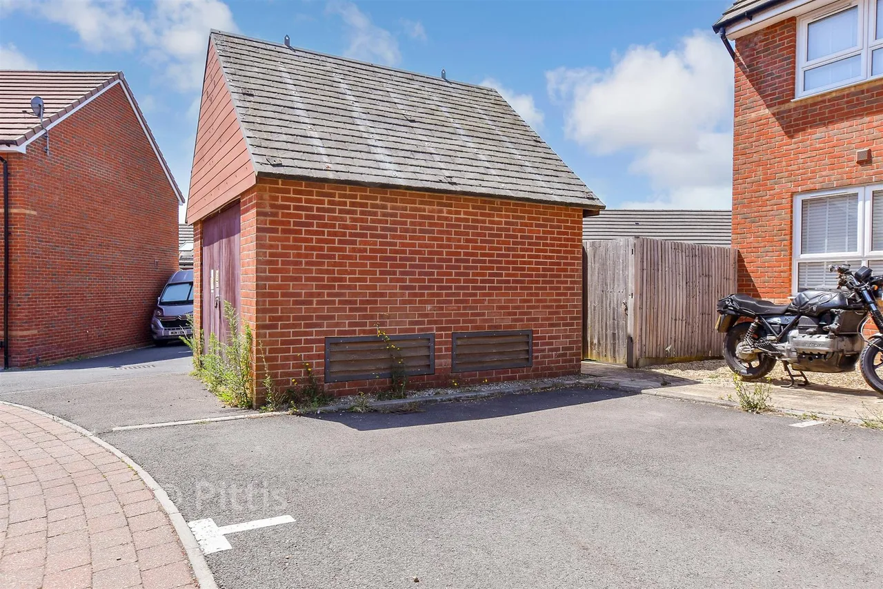 Naval Terrace, East Cowes, PO32, photo 10