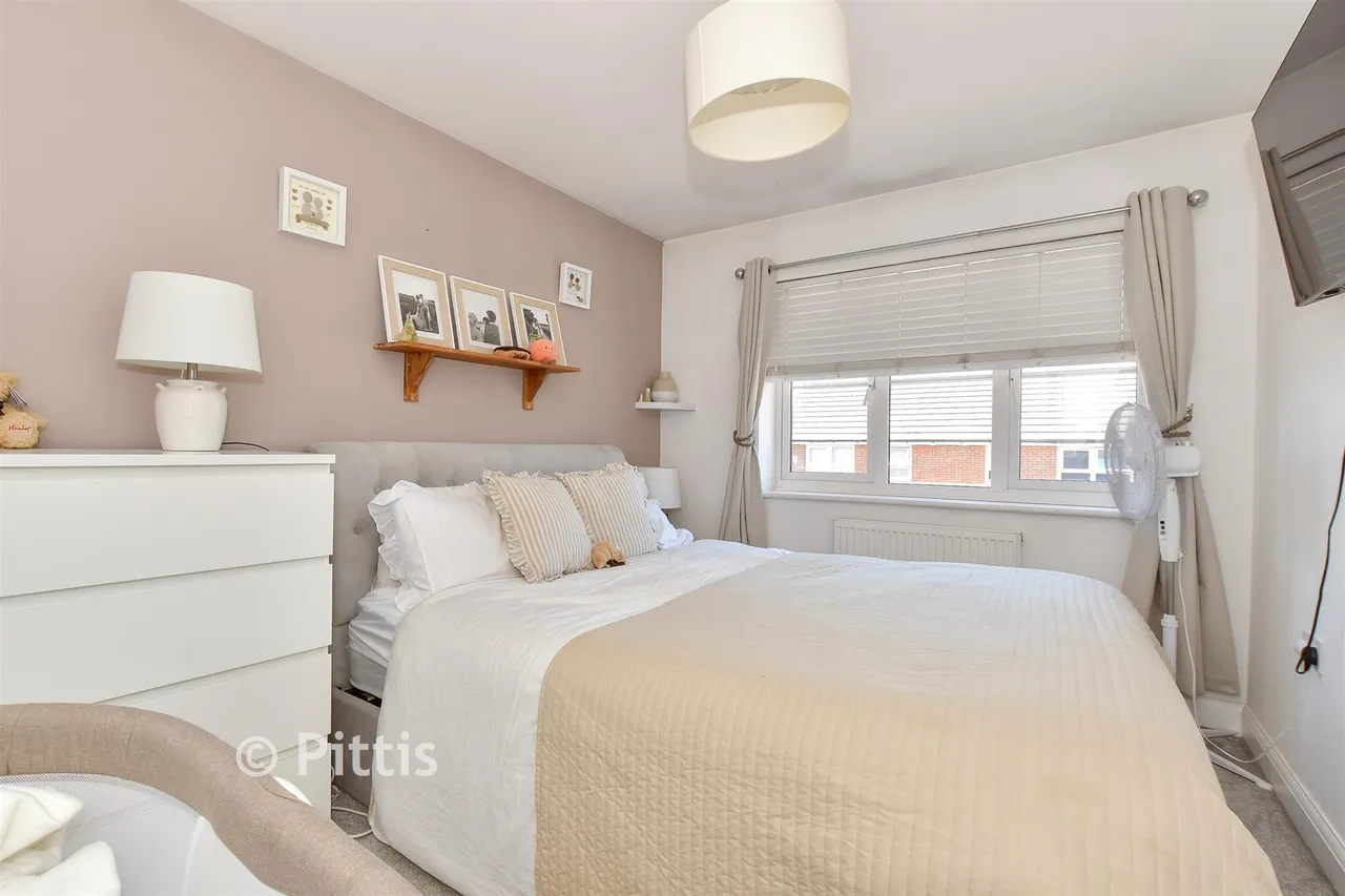 Naval Terrace, East Cowes, PO32, photo 5