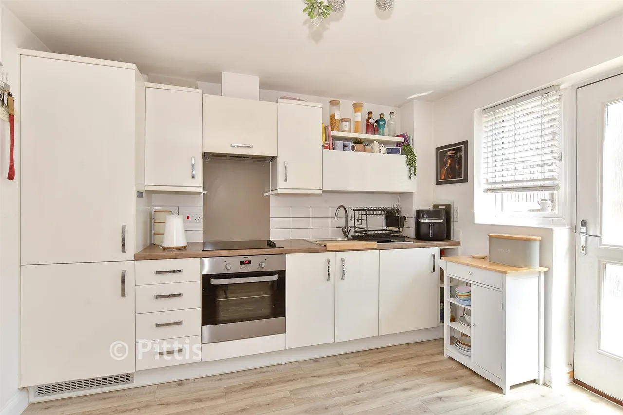 Naval Terrace, East Cowes, PO32, photo 3