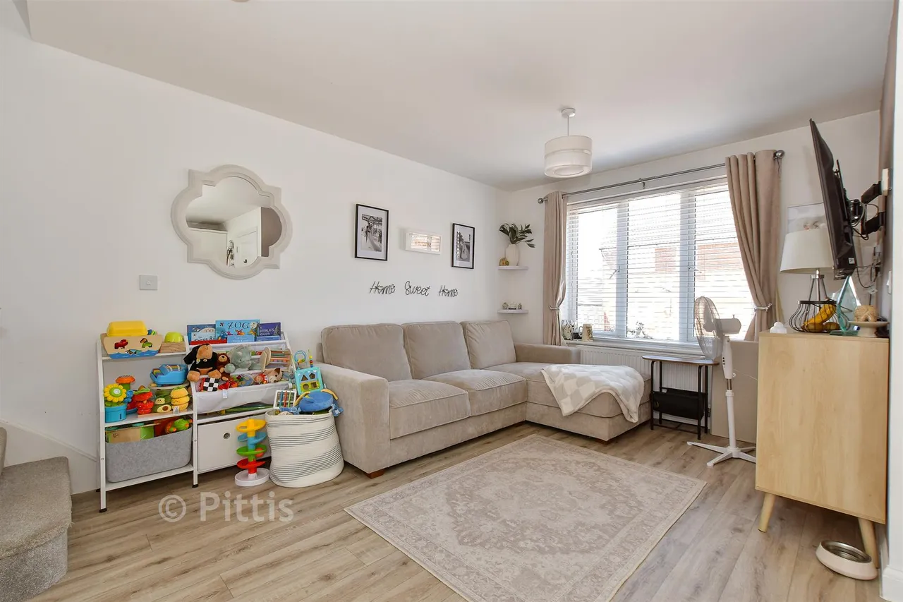 Naval Terrace, East Cowes, PO32, photo 4