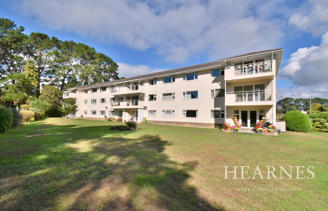3 bed flat for sale, Wivenhoe House, BH22