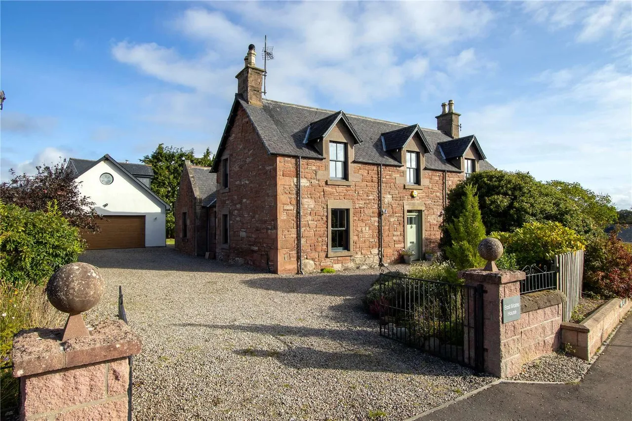 4 bed house for sale — East Mains House, High Street, Edzell, Angus, DD9 7TA