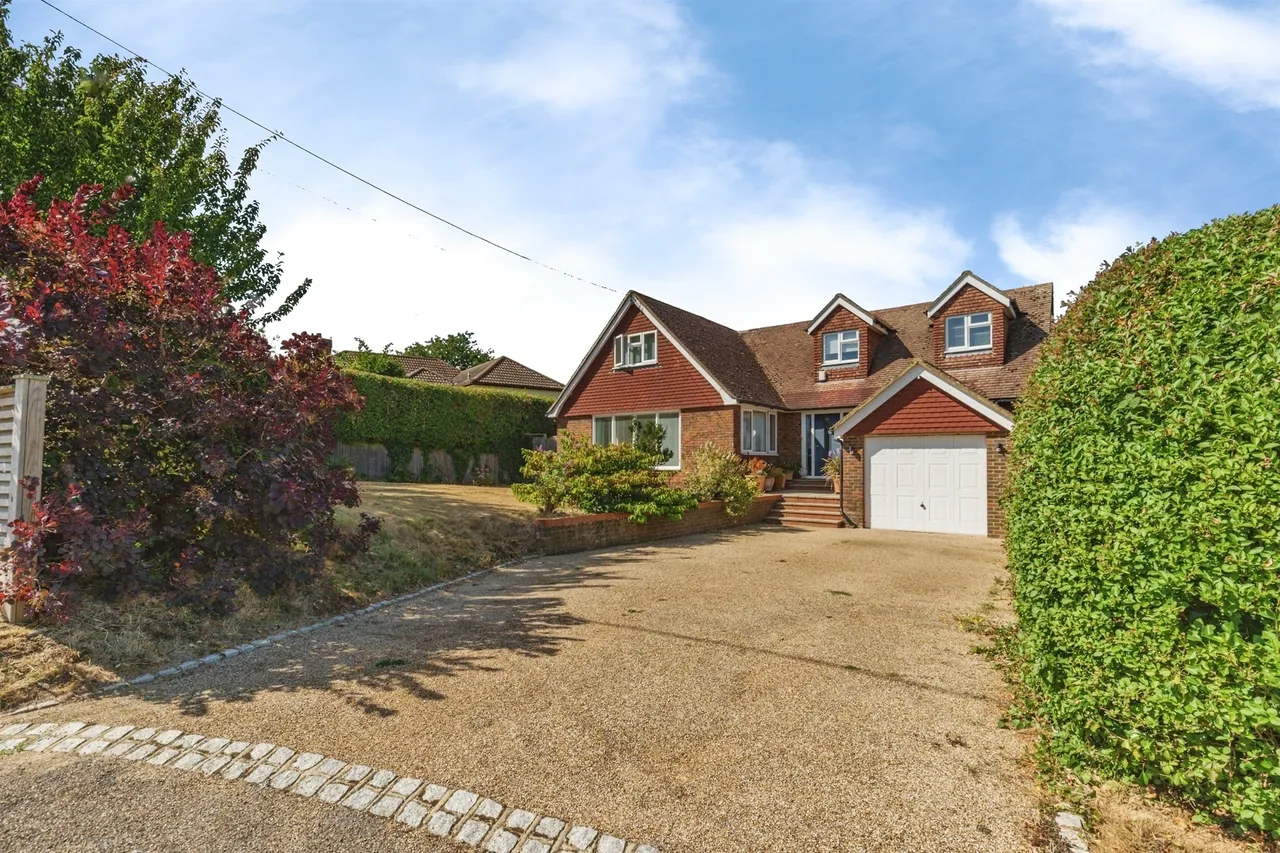 4 bed house for sale, Commanders Walk, Fairlight, TN35