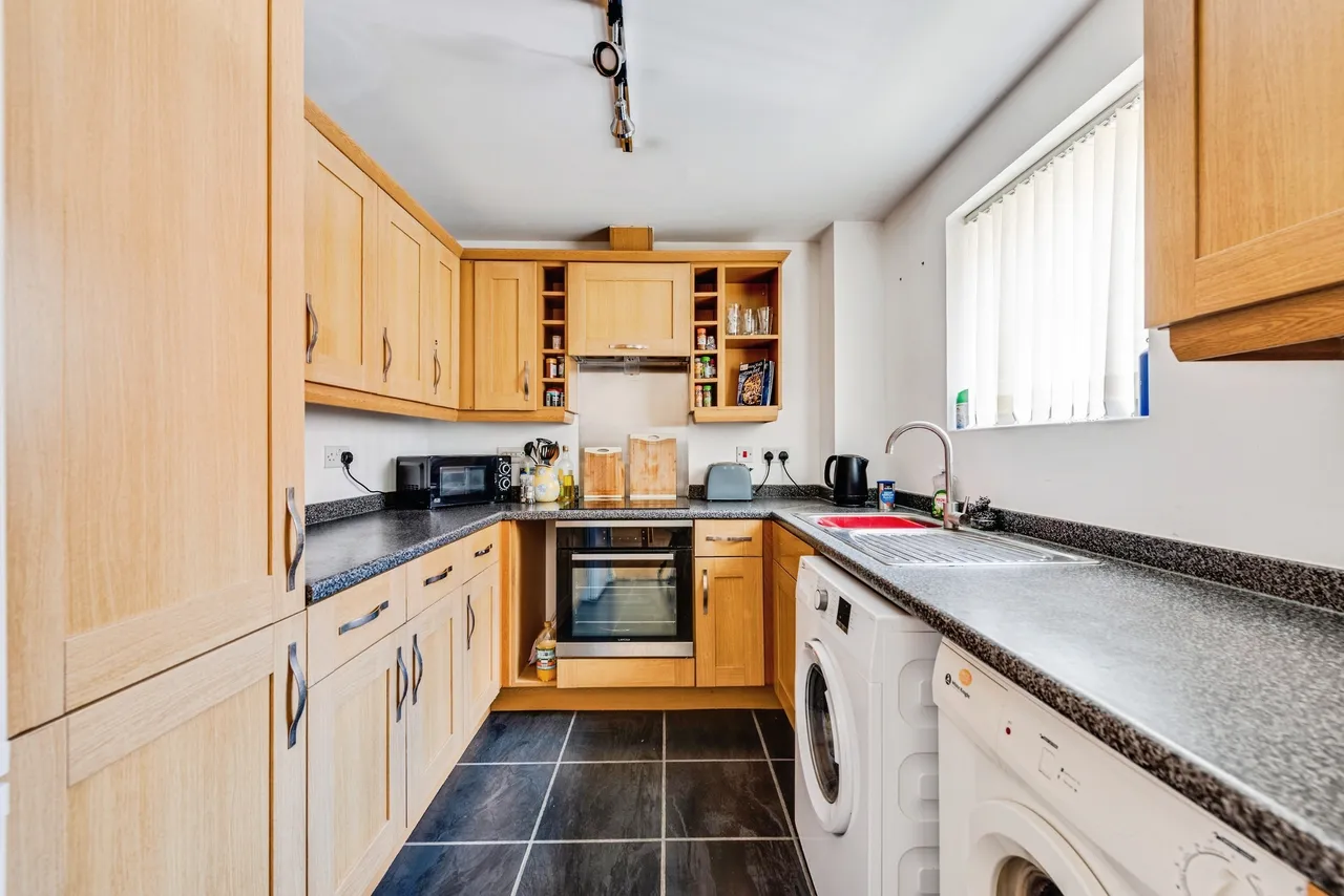Yersin Court, Swindon, SN1, photo 6