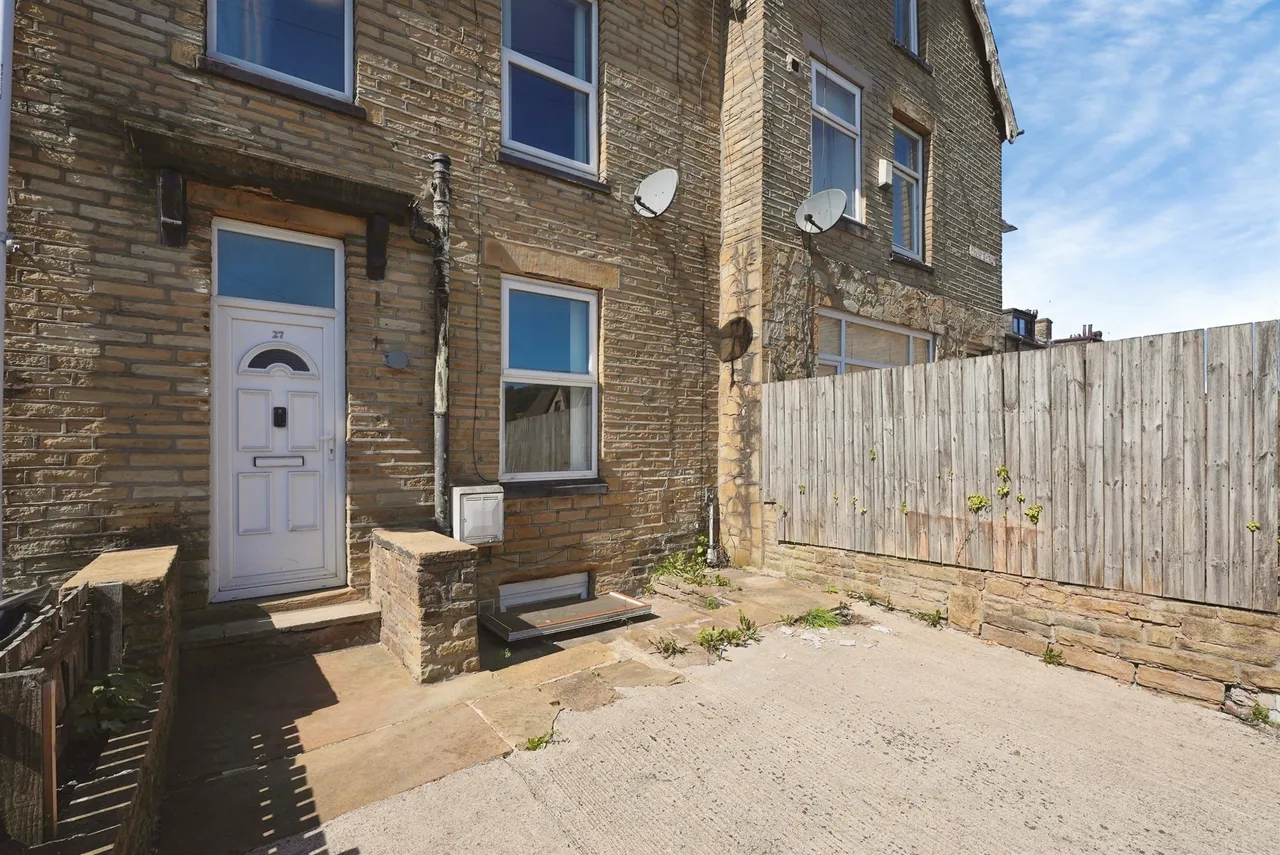 3 bed house for sale — Concrete Street, Halifax