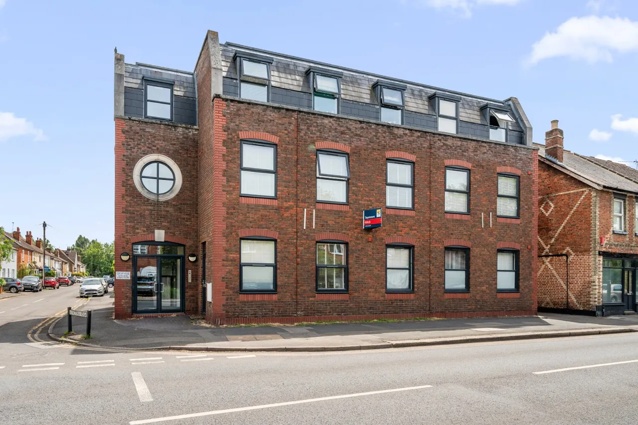1 bed flat for sale, Station Road, Addlestone, KT15