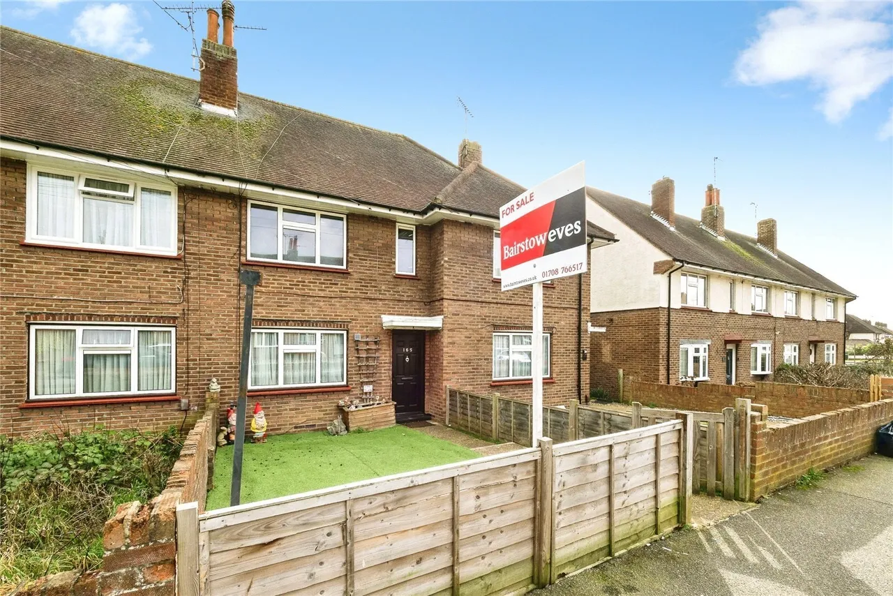 2 bed flat for sale — Chelmsford Avenue, Romford, RM5