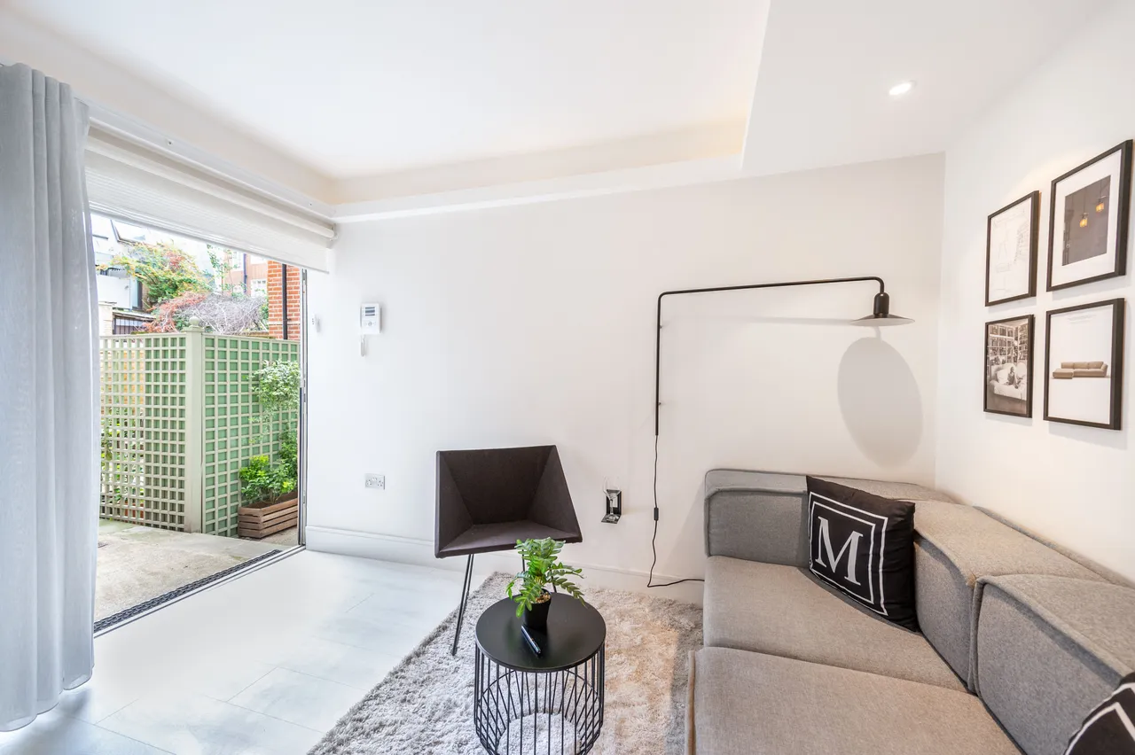 24 Saxon Hall, 16 Palace Court, London, photo 2