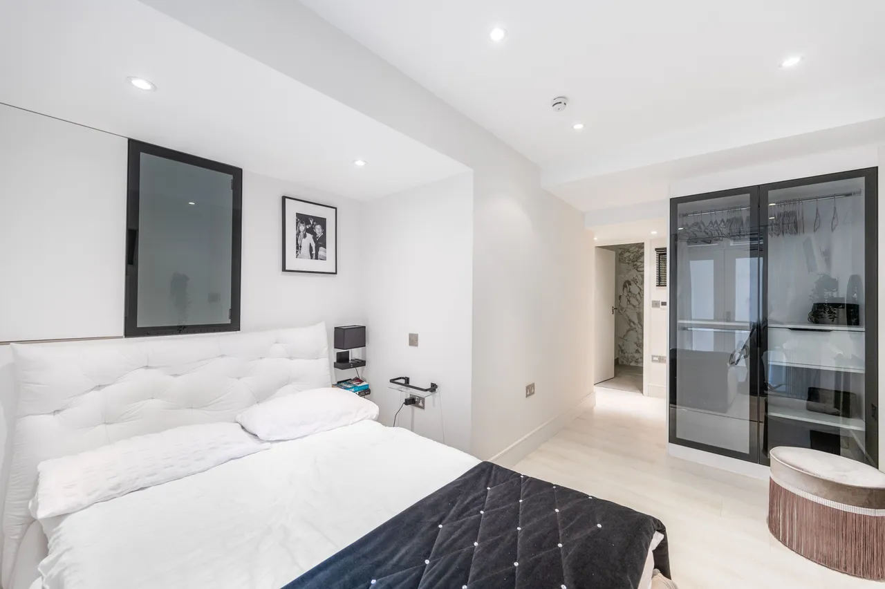 24 Saxon Hall, 16 Palace Court, London, photo 6