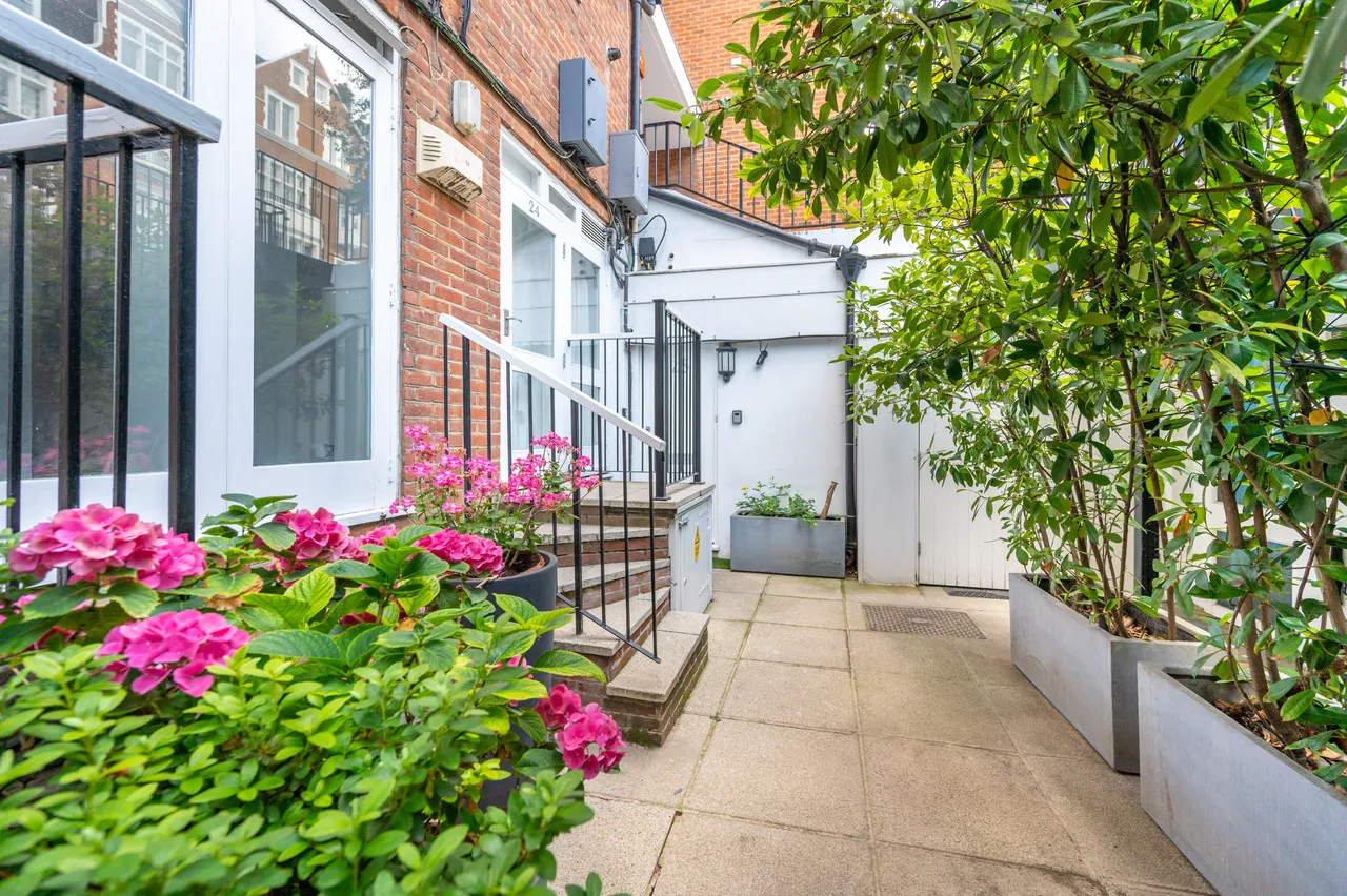 24 Saxon Hall, 16 Palace Court, London, photo 4