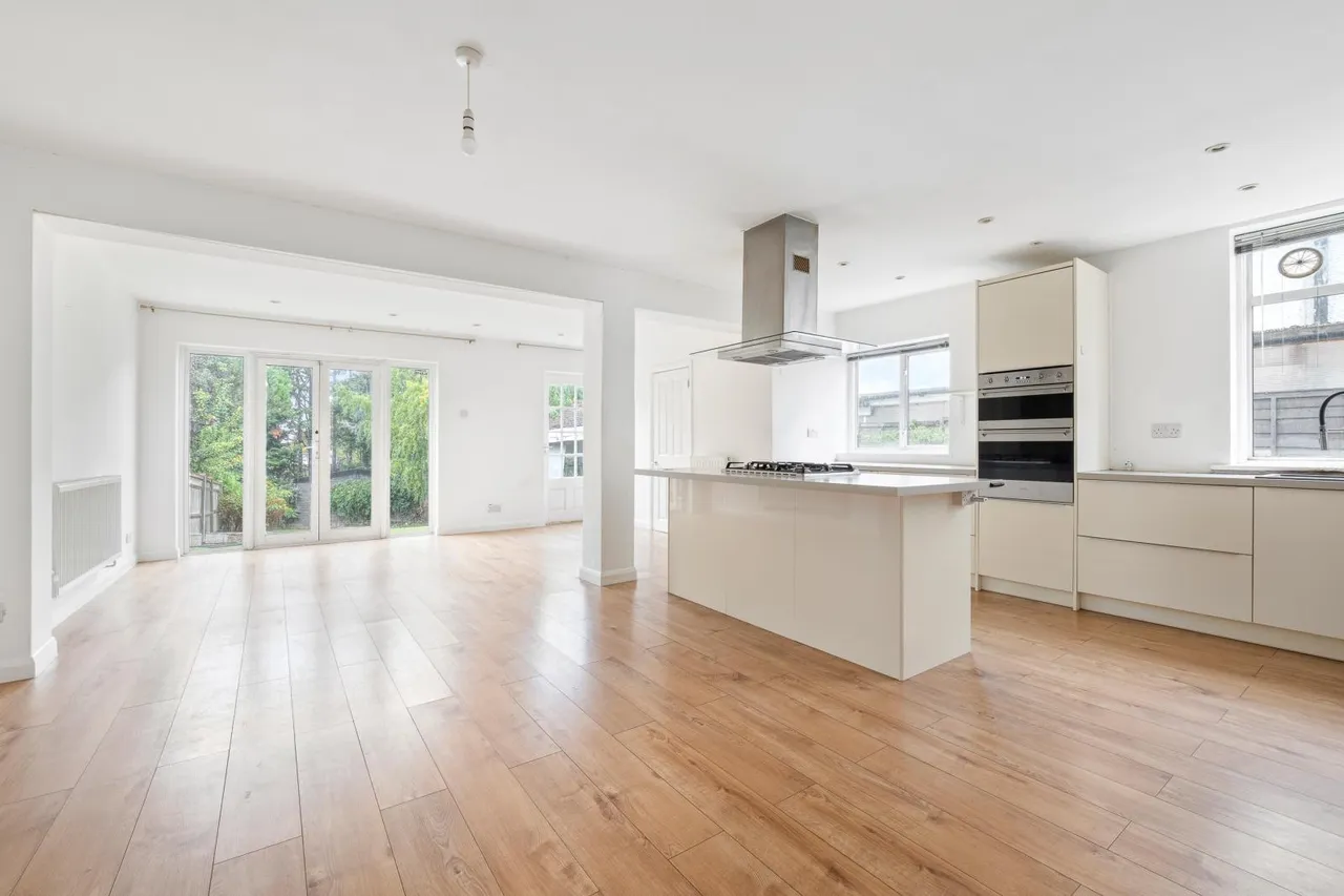 Alberta Avenue, Cheam, SM1, photo 2