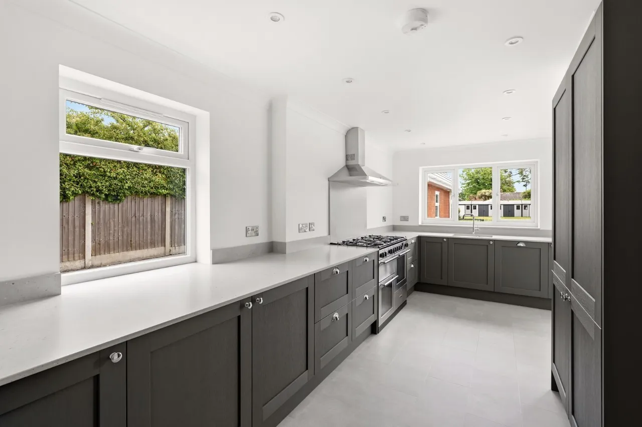 Empress Avenue, West Mersea, CO5, photo 2