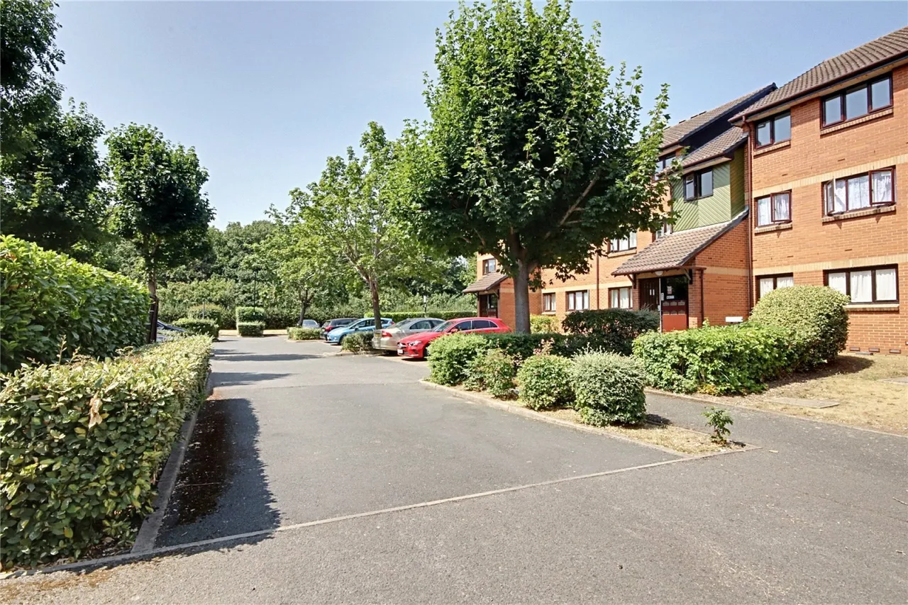 Maltby Drive, Enfield, photo 10