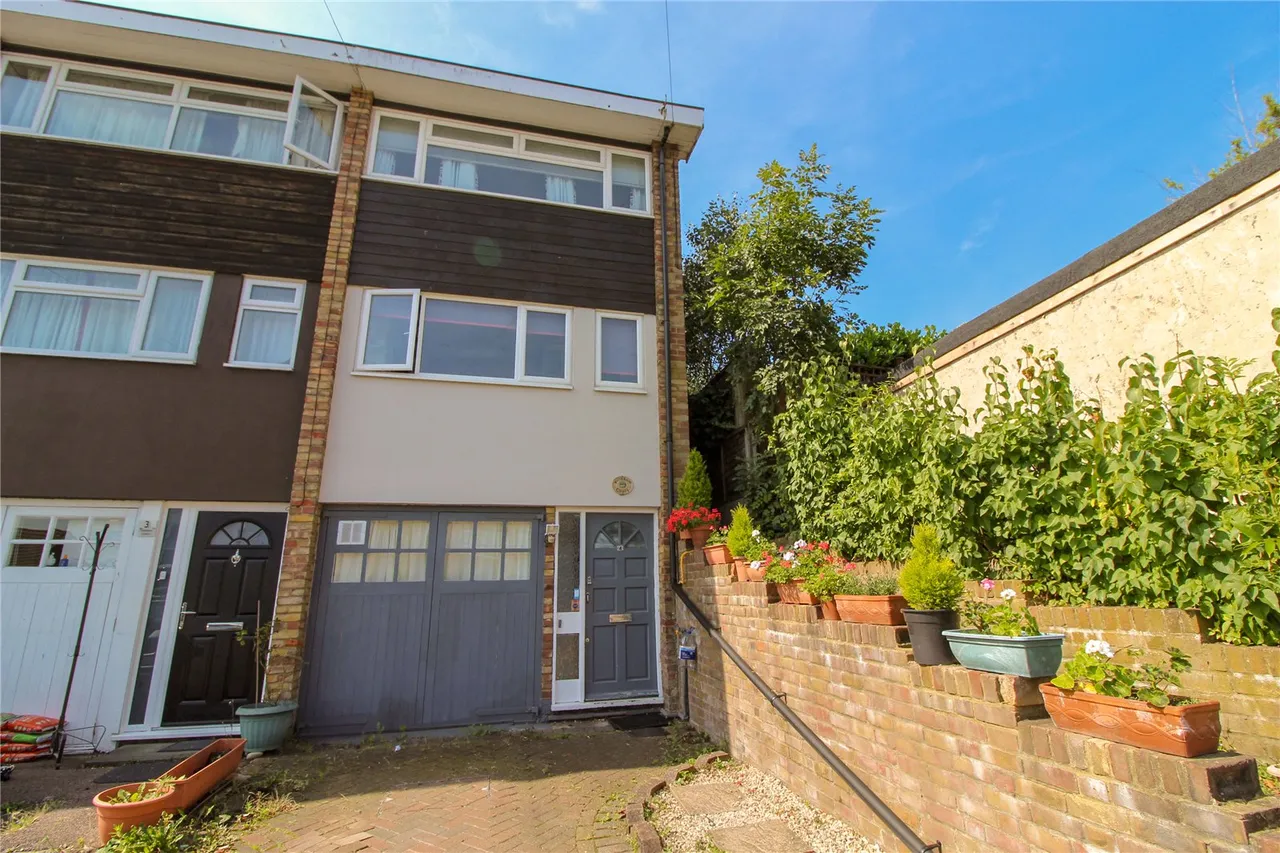 3 bed house to rent — Teynham Court, 31 King Edward Road, Barnet, Hertfordshire, EN5 5AN