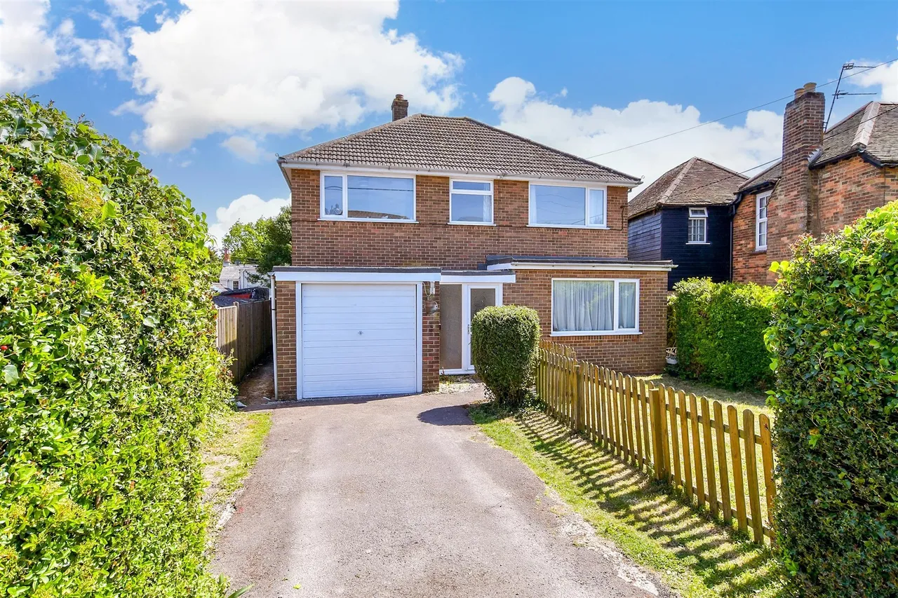 4 bed house for sale, Station Road, Martin Mill, CT15
