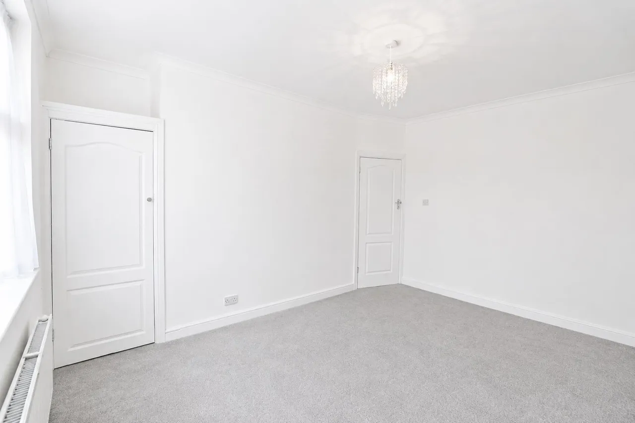 Chatsworth Crescent, Hounslow, photo 9