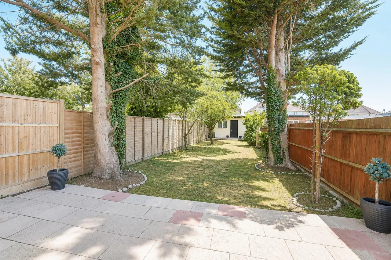 Chatsworth Crescent, Hounslow, photo 17