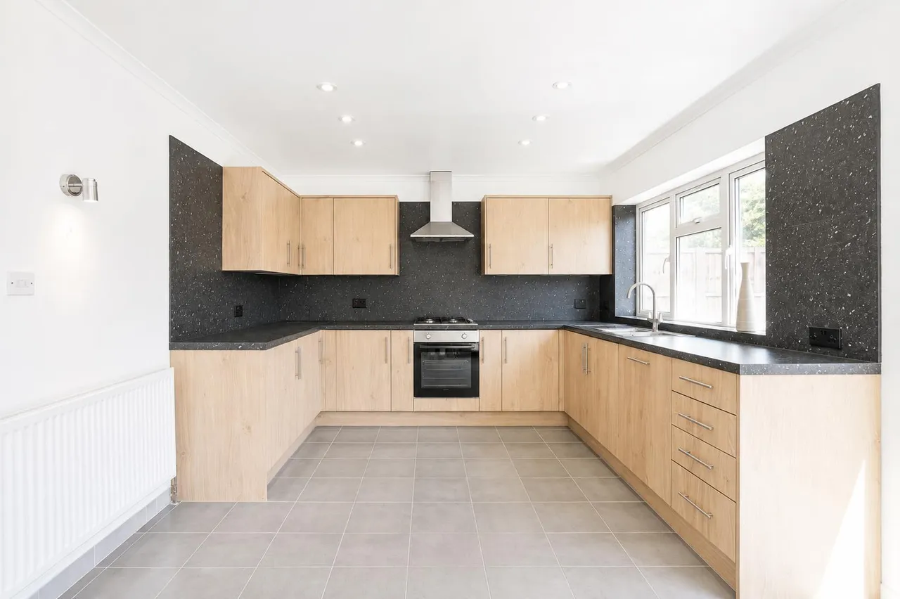 Chatsworth Crescent, Hounslow, photo 6