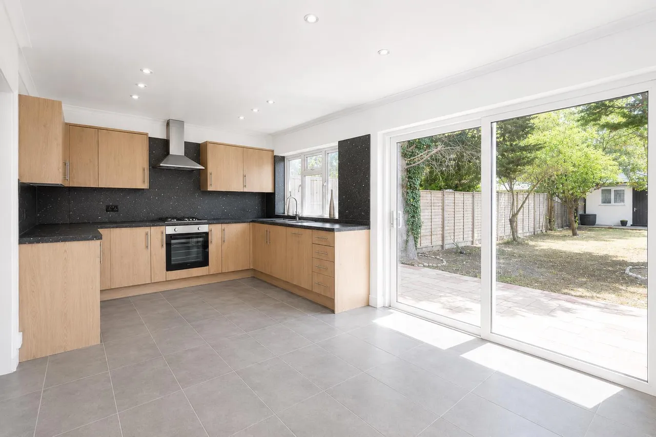 Chatsworth Crescent, Hounslow, photo 5
