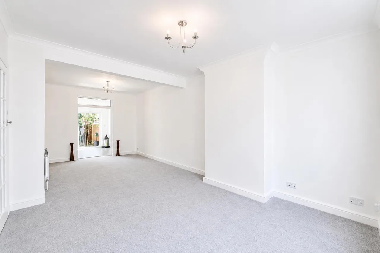 Chatsworth Crescent, Hounslow, photo 2