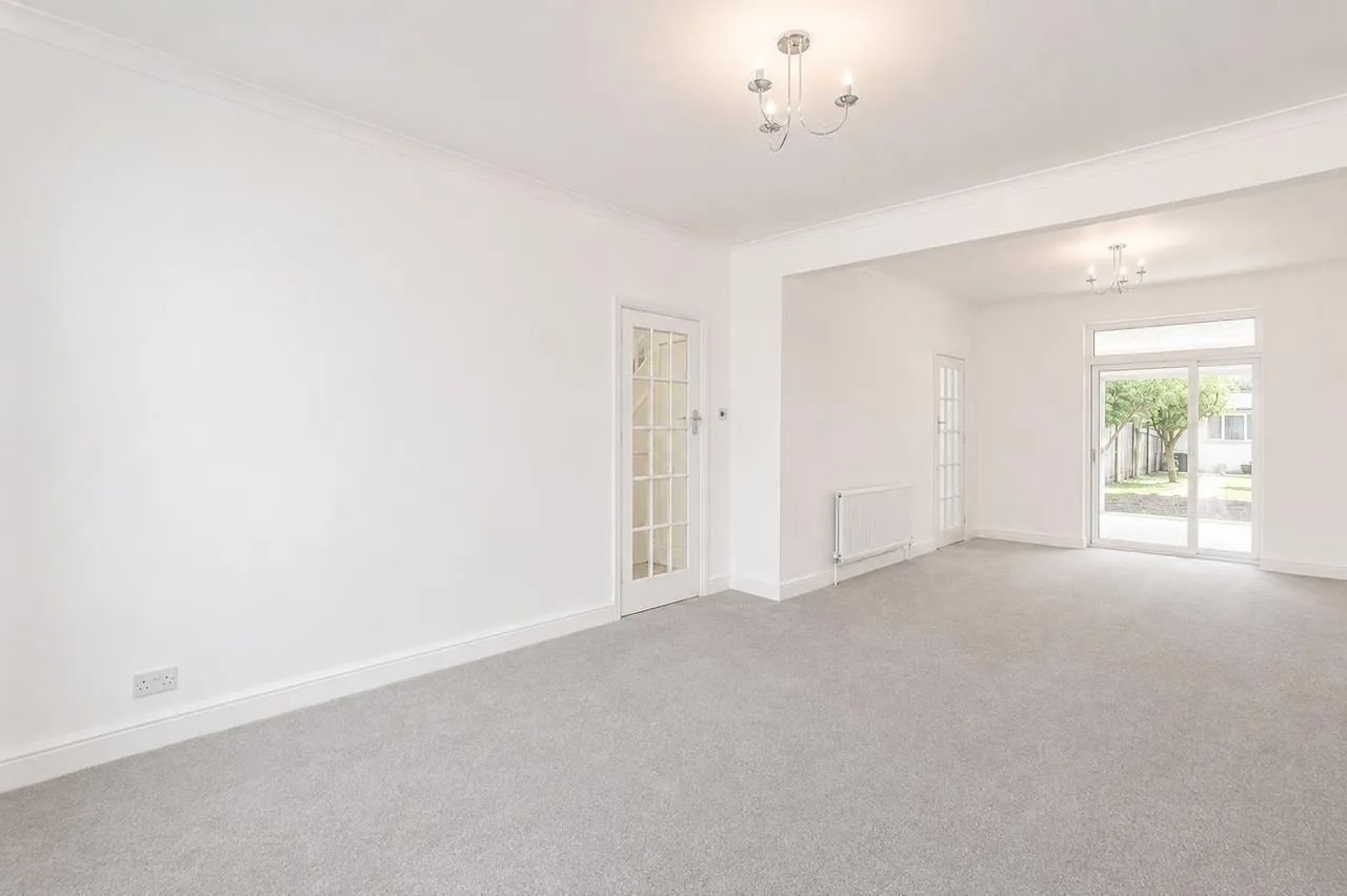 Chatsworth Crescent, Hounslow, photo 3