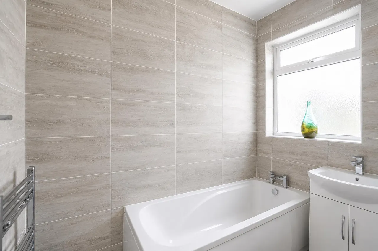 Chatsworth Crescent, Hounslow, photo 13