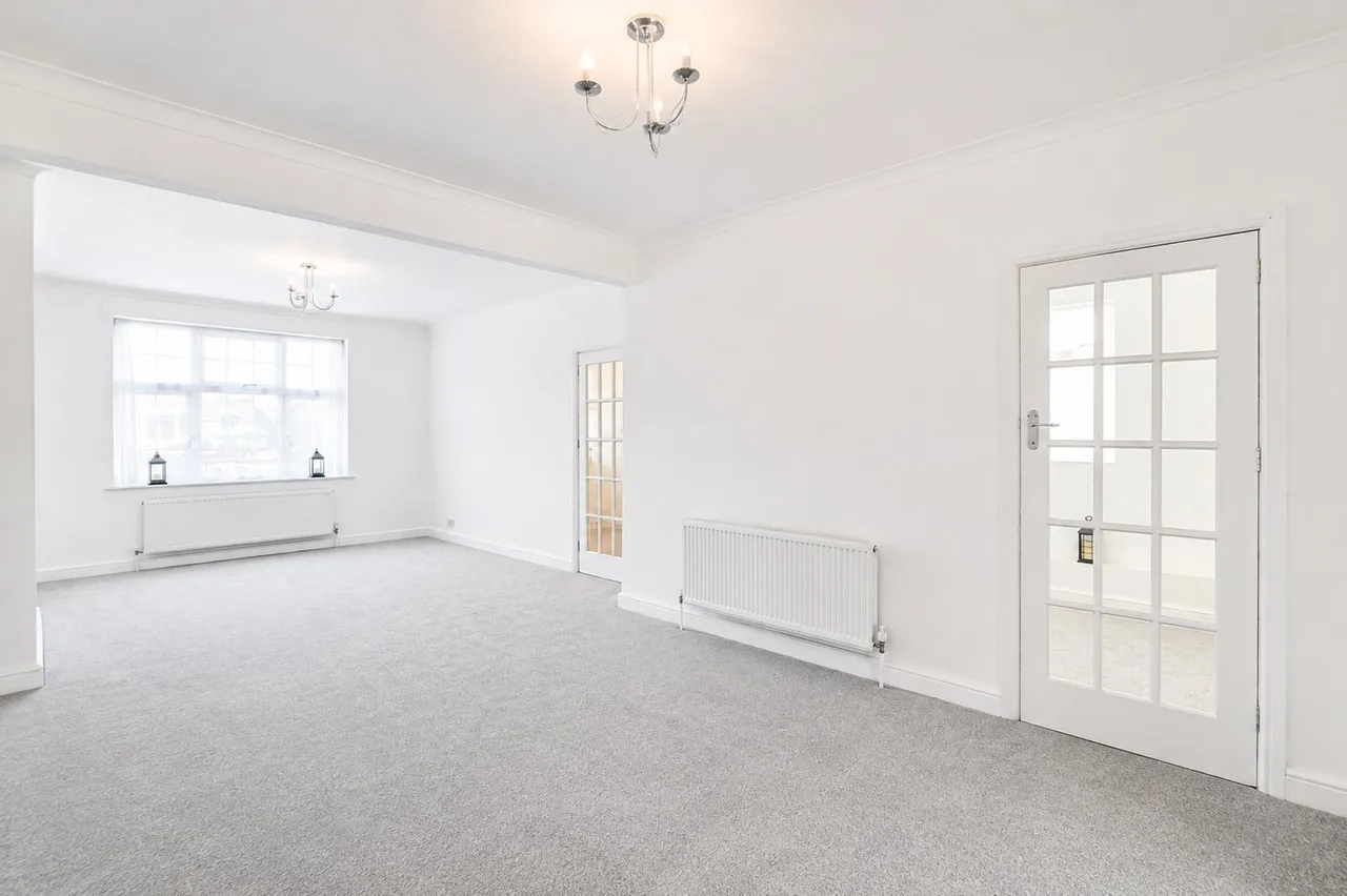 Chatsworth Crescent, Hounslow, photo 4
