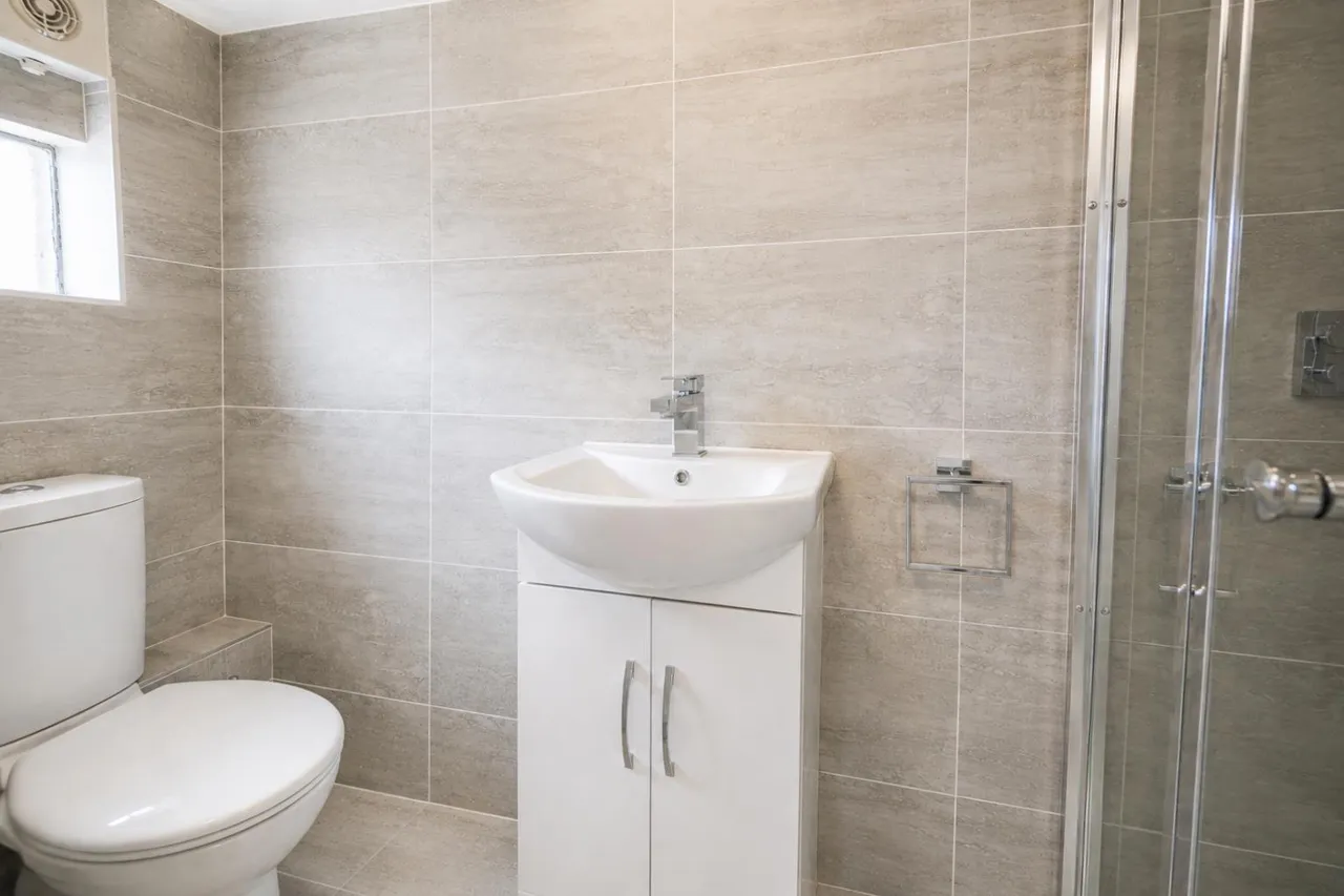 Chatsworth Crescent, Hounslow, photo 16