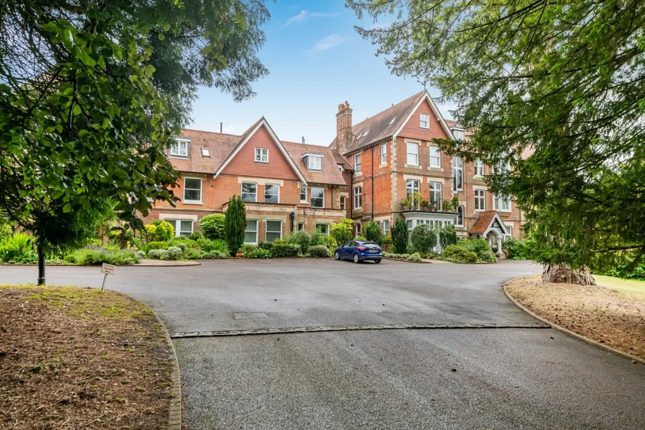 2 bed flat for sale — Holmesdale Park, Coopers Hill Road