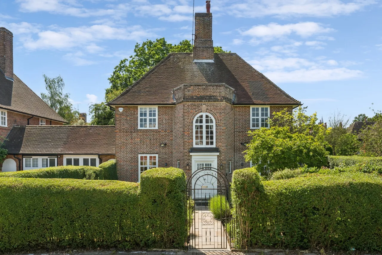 5 bed property for sale, Cotman Close, Hampstead Garden Suburb, NW11