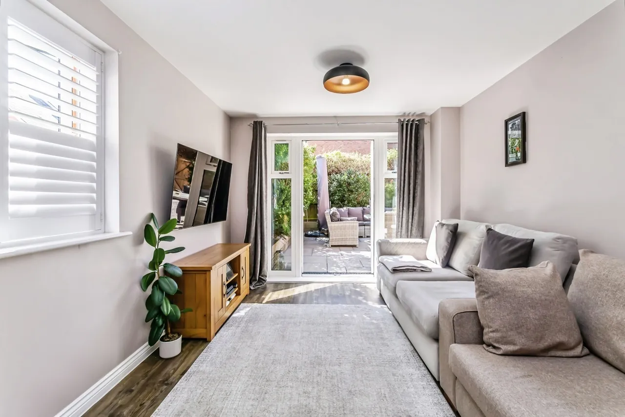 Tanners Way, Faygate, RH12, photo 2