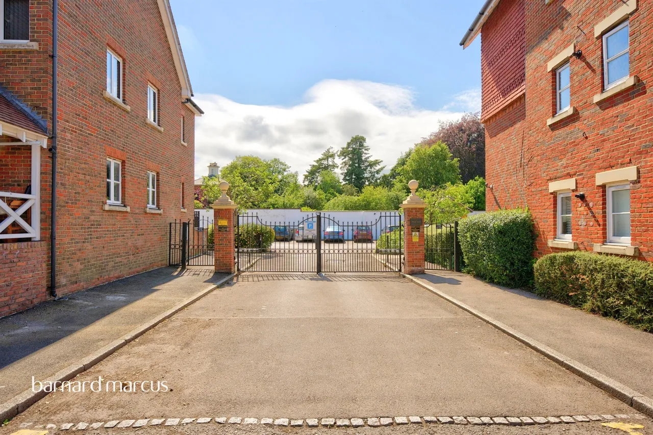 Horsham Road, Dorking, RH4, photo 4