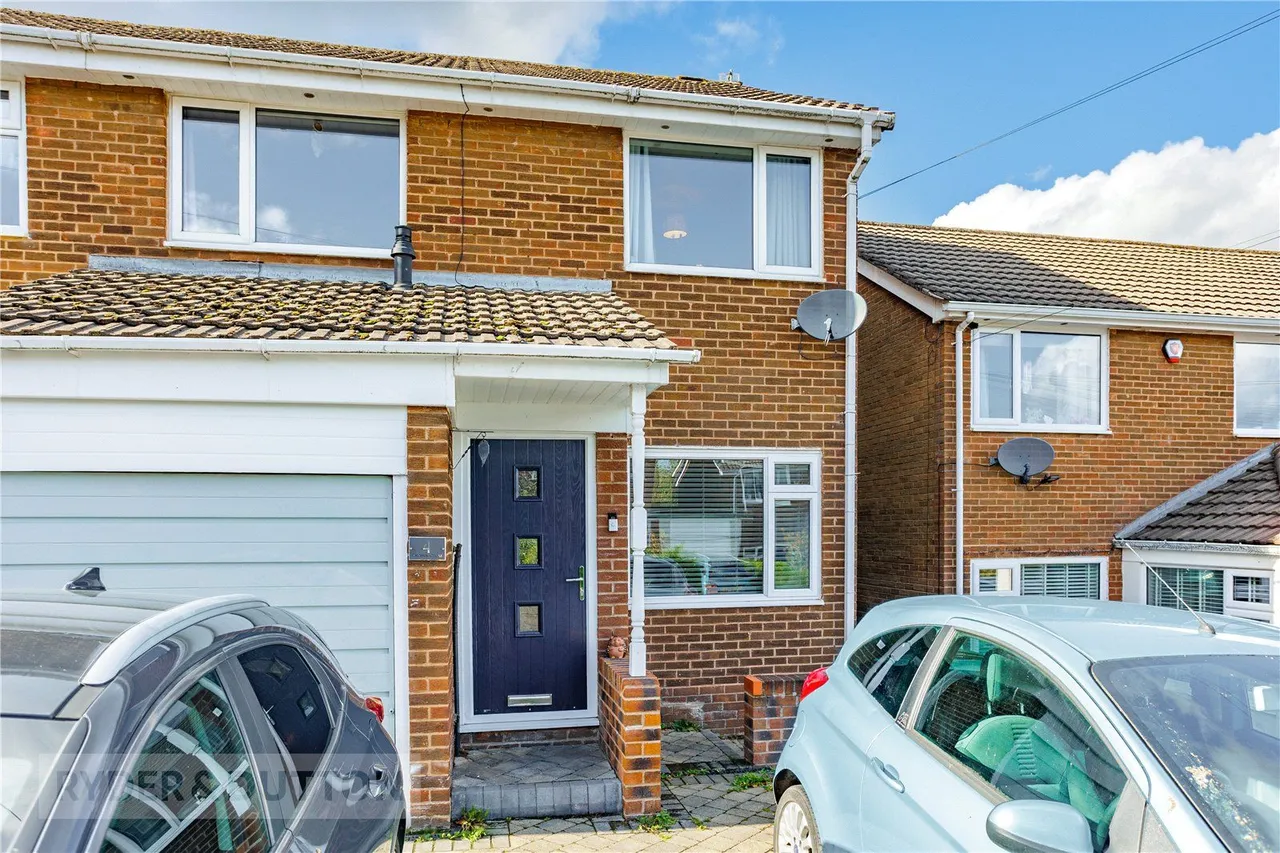 Kinder Close, Glossop, SK13, photo 2