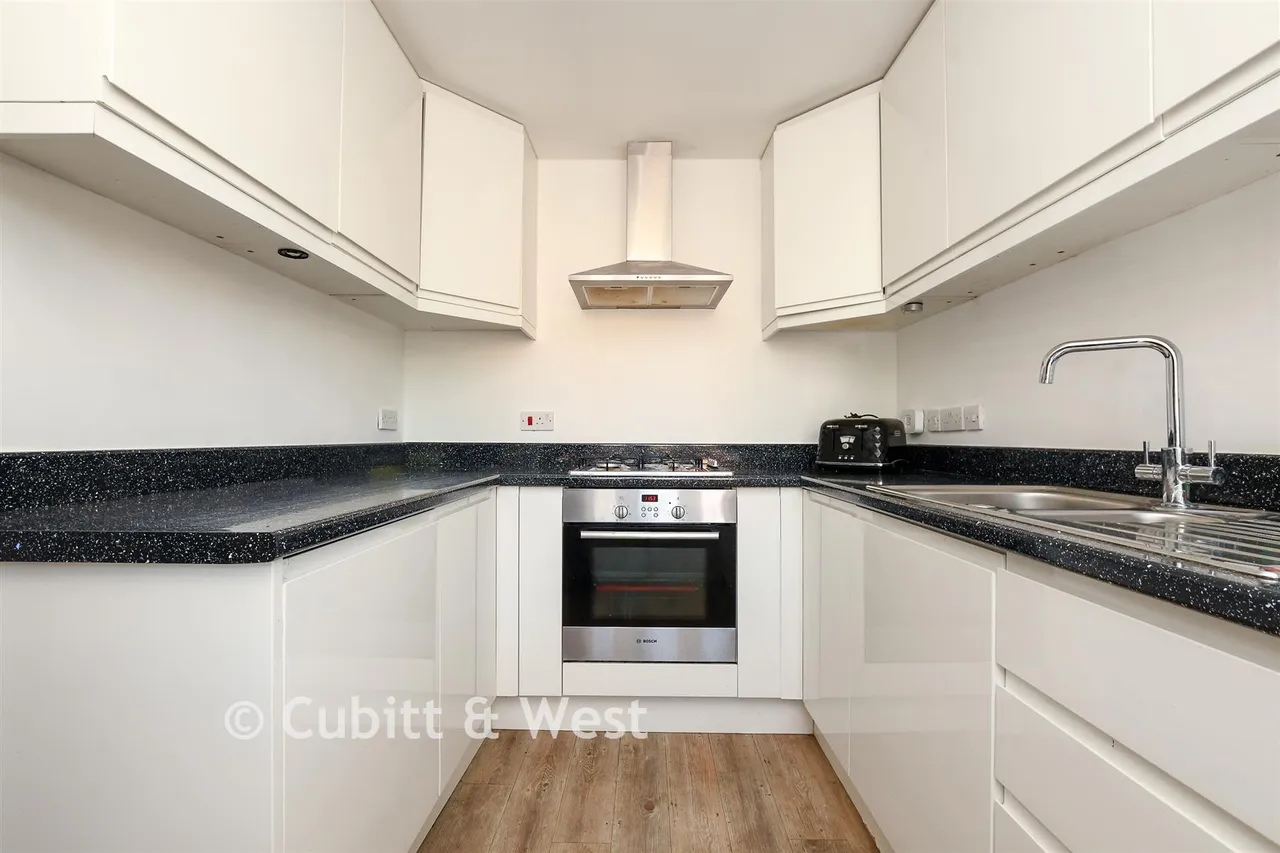 Limes Avenue, Horley, RH6, photo 2
