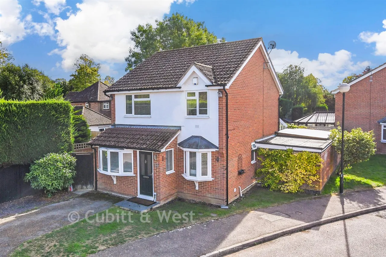 3 bed house for sale, Limes Avenue, Horley, RH6