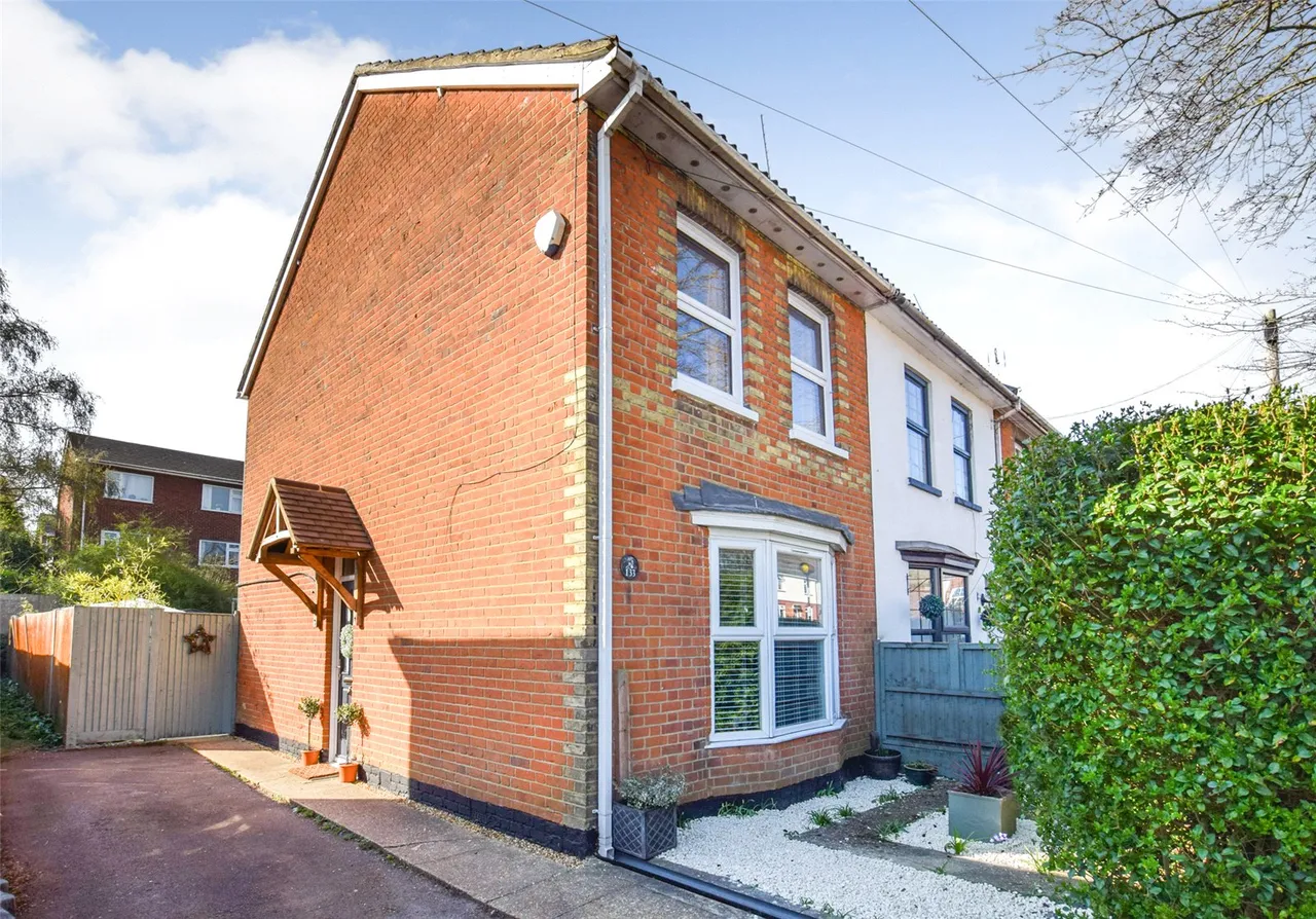 2 bed house for sale — Queens Road, Farnborough, Hampshire, GU14 6JN