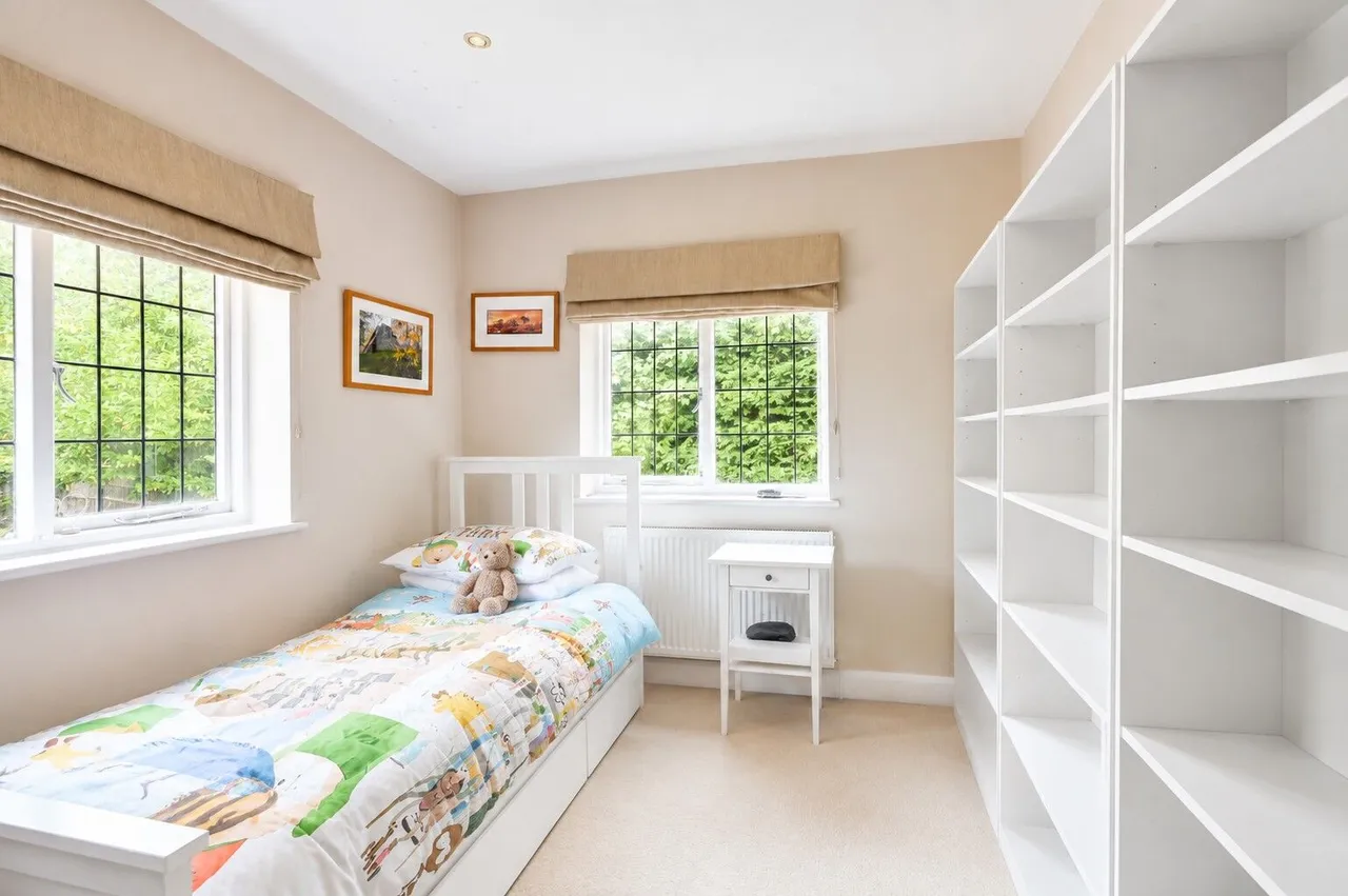Halfacre, Priorswood, Guildford, photo 11