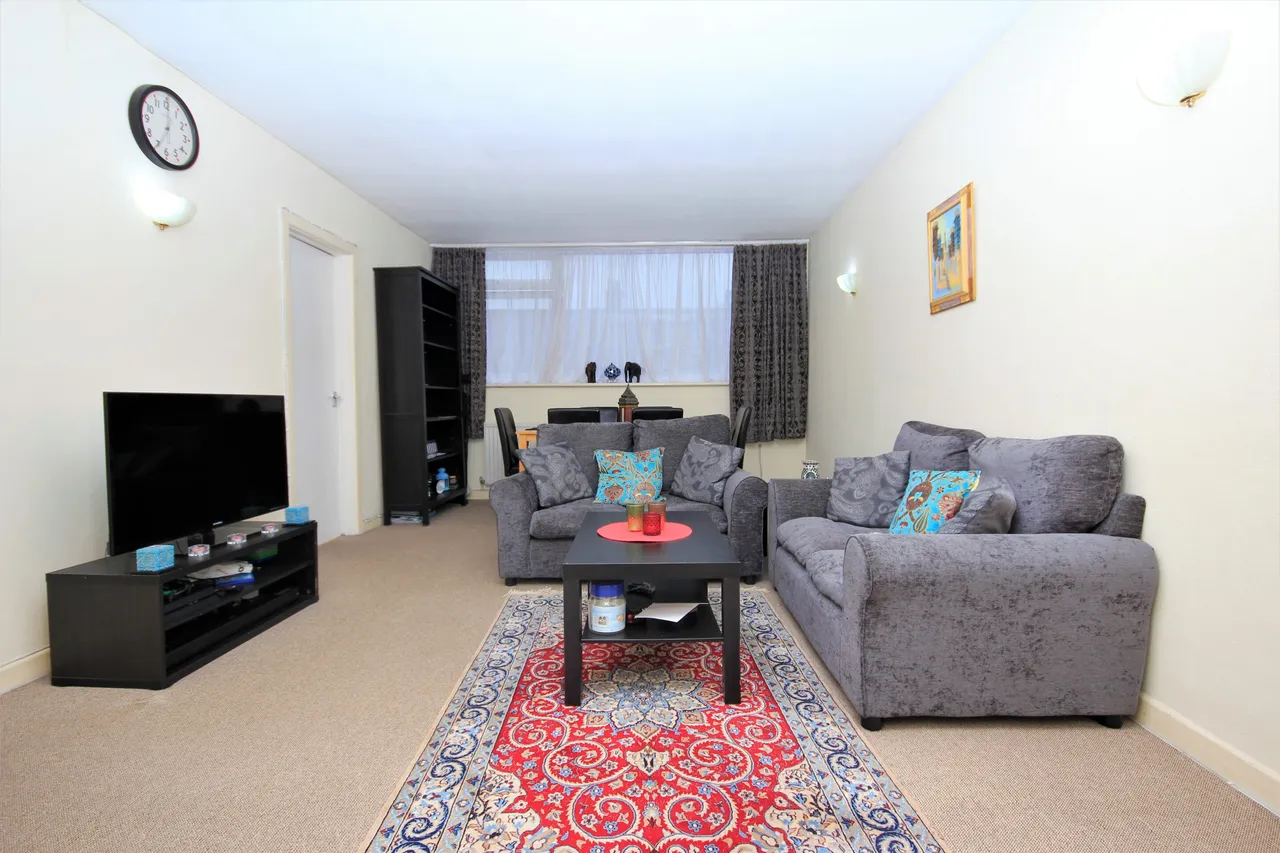 Montgomery Road, Edgware, HA8, photo 2